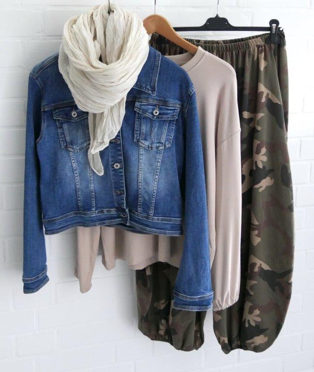 Camouflage Jogger, beiges Longsleeve, Jeansjacke und passender Schal