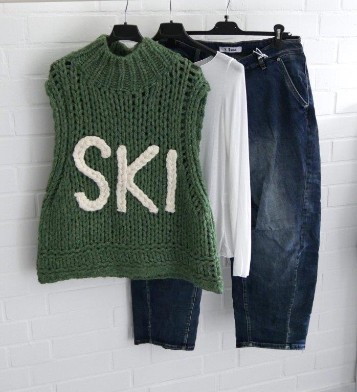 Denim Jeans blau mit offwhite Longsleeve und Pullunder in grün mit Schriftzug SKI